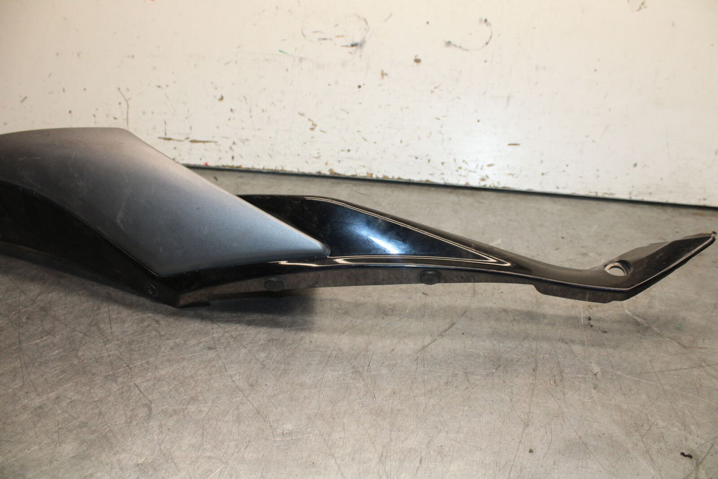 08-10 SUZUKI GSXR 600  RIGHT REAR BACK TAIL FAIRING COWL SHROUD BB101