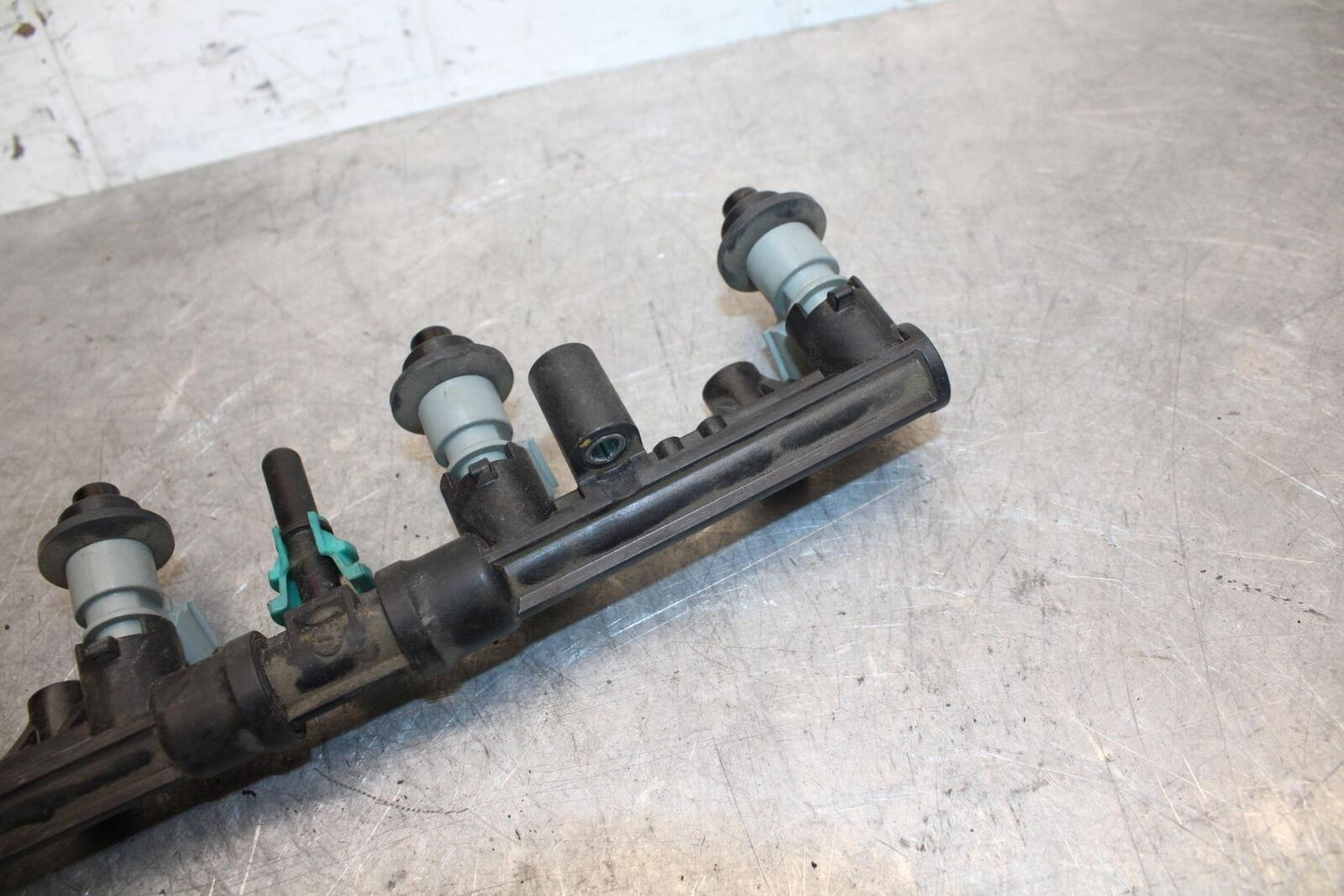 2007 Honda CBR600RR SECONDARY FUEL INJECTORS TOP AIRBOX GAS RAIL  BB42