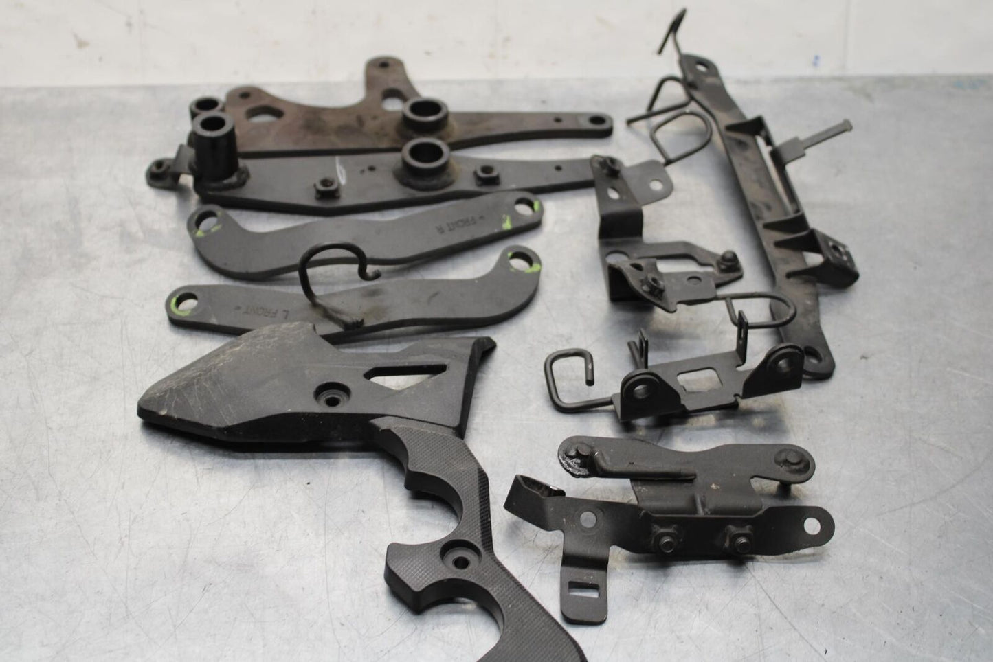 20 KAWASAKI Z400 ER400 ABS ENGINE MOUNT MOTOR BRACKET BB586