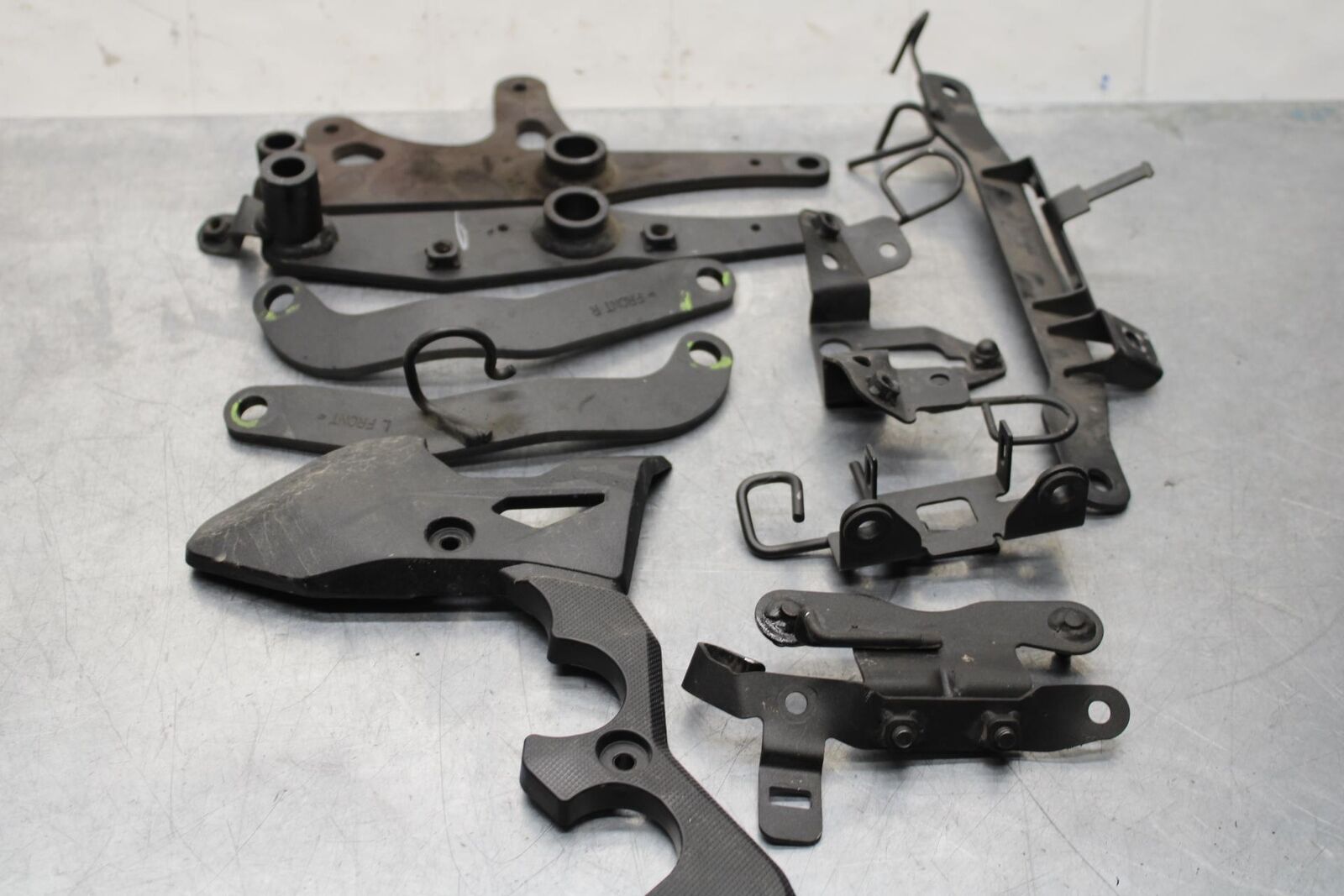 20 KAWASAKI Z400 ER400 ABS ENGINE MOUNT MOTOR BRACKET BB586