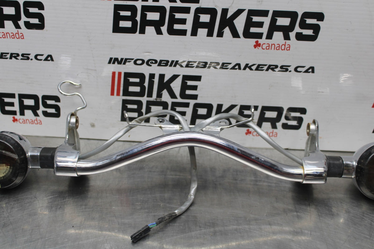 06 KAWASAKI VULCAN 900 FRONT TURN SIGNAL BAR MOUNT BRACKET BB799