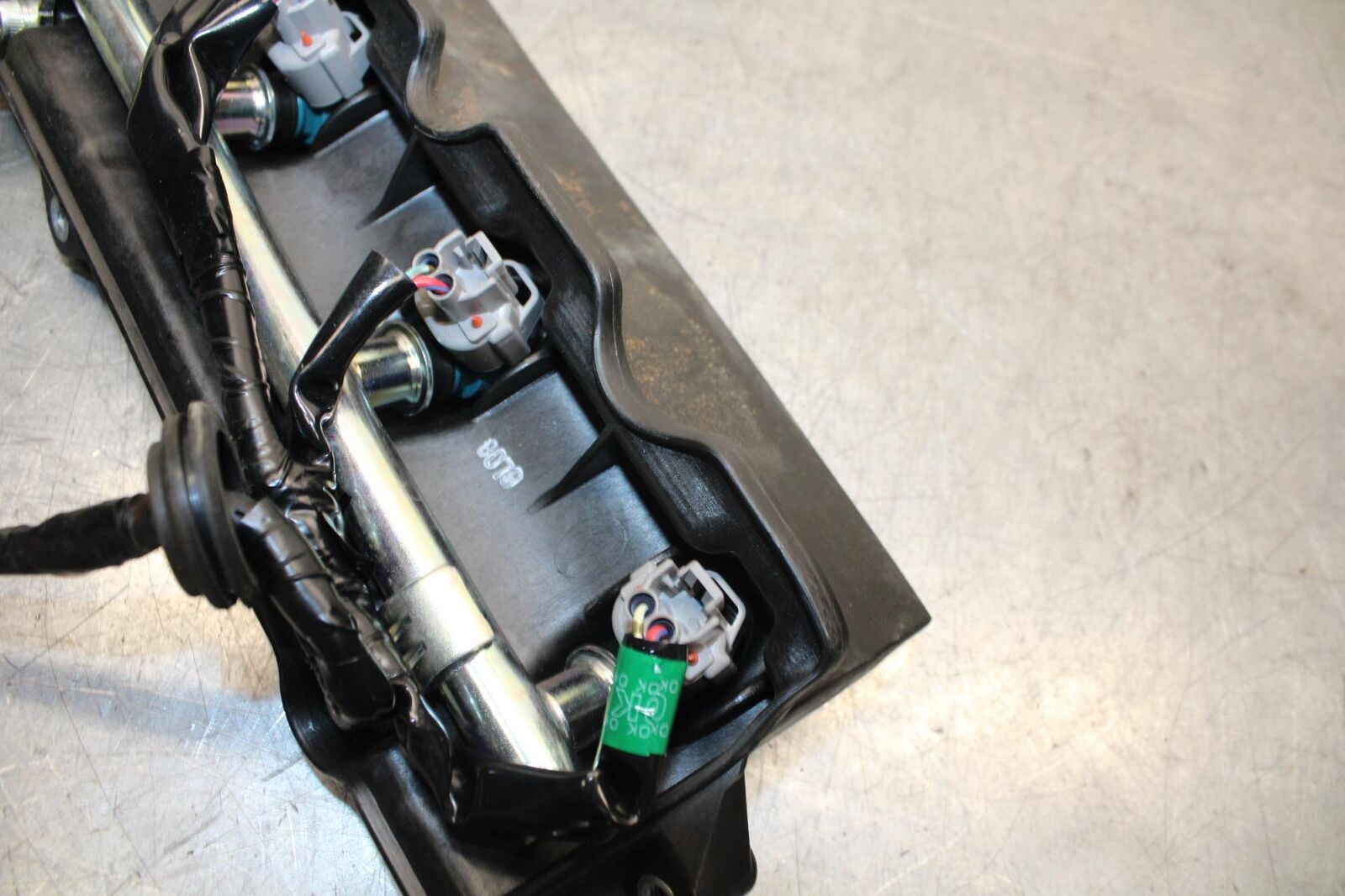 07 YAMAHA YZF R6 2c0 SECONDARY FUEL INJECTORS TOP AIRBOX GAS RAIL BB75