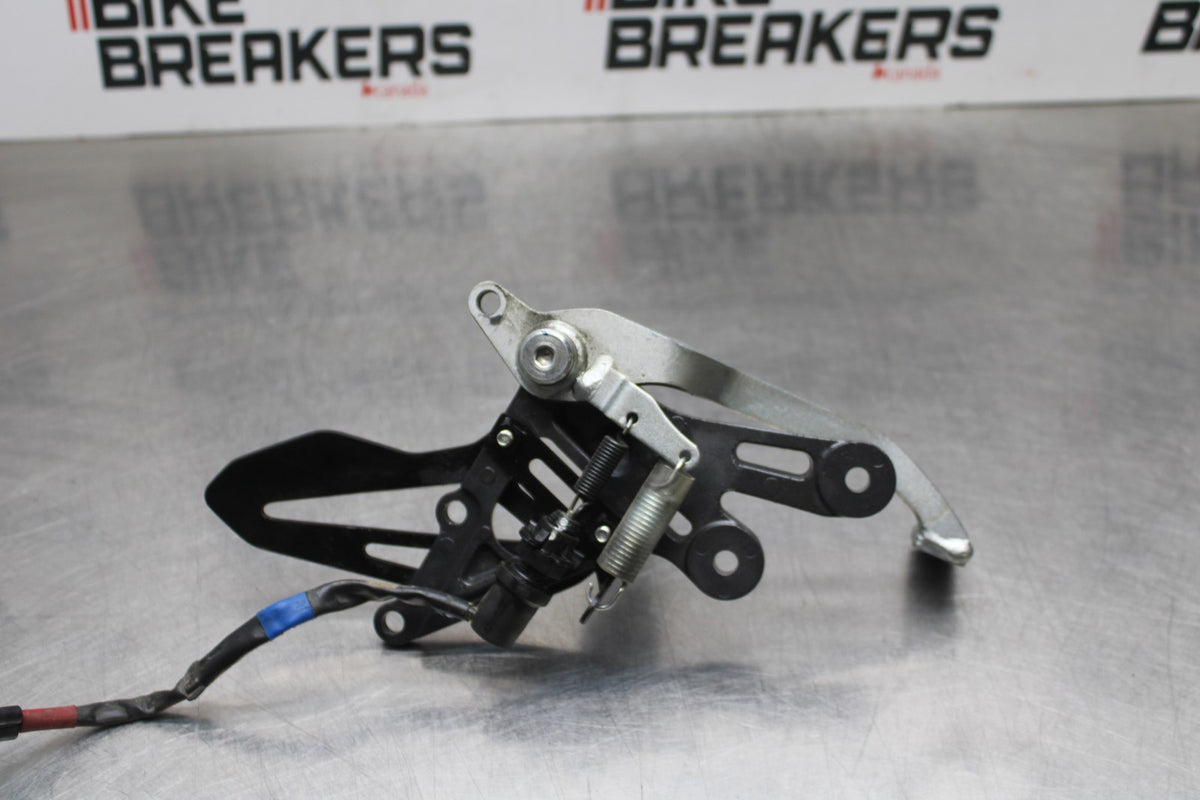 22-25 YAMAHA YZF R7 RIGHT REARSET REAR SET DRIVER FOOT PEG REST STOP BB769