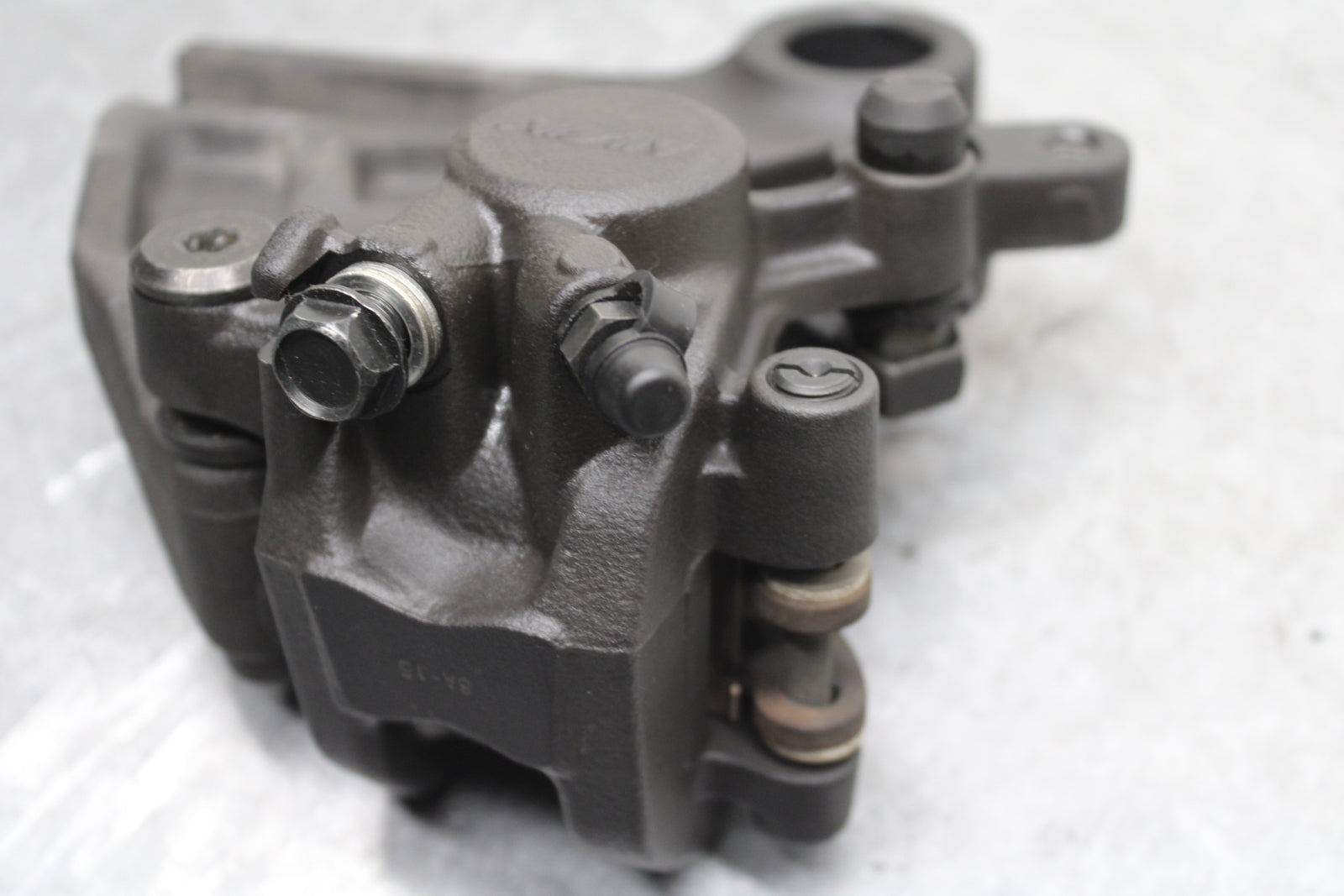 13-18 KAWASAKI NINJA ZX6R REAR BRAKE CALIPER W MOUNT BRACKET 43080-0114-DJ BB666