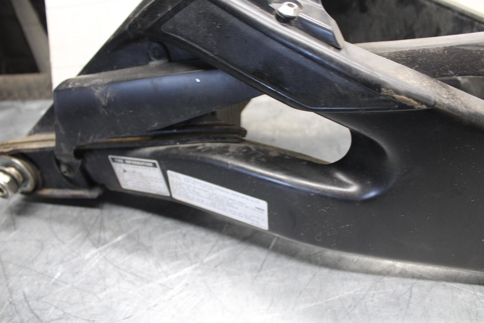 2007 Yamaha YZF R6 REAR SWINGARM BACK SUSPENSION  13S-22110-00-00 BB525