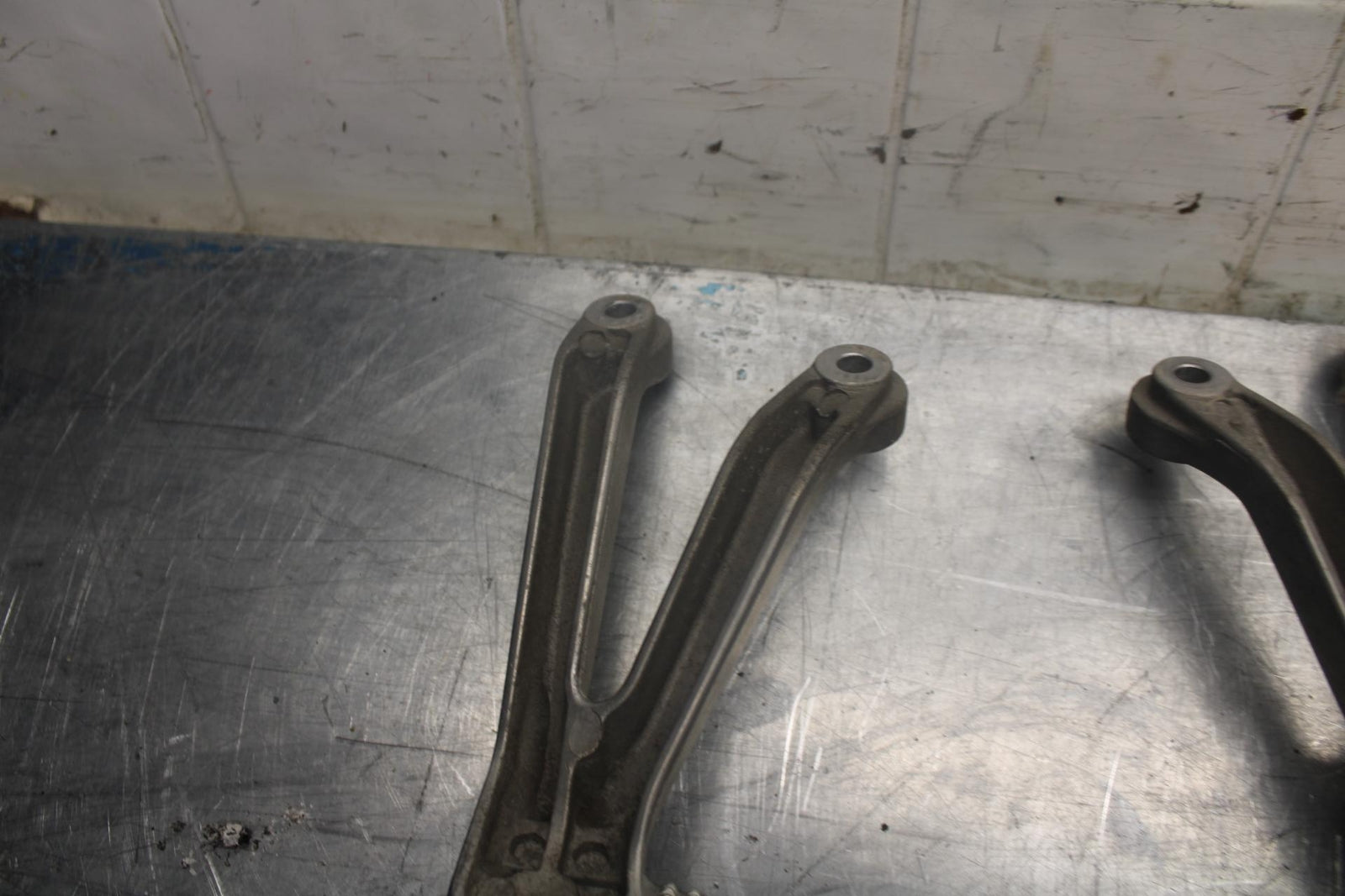 98-99 HONDA CBR900RR REAR BACK PASSENGER PEG SET PAIR BB458