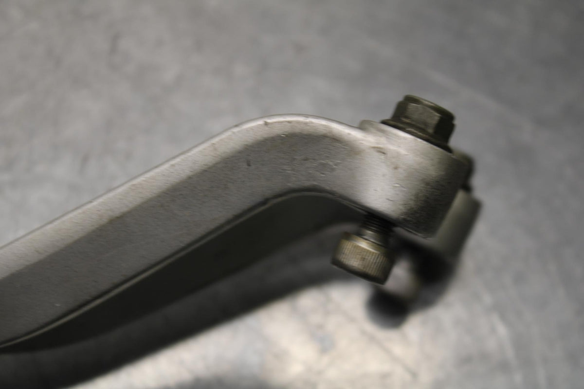01 SUZUKI GSXR1000 RIGHT REAR BACK PASSENGER PEG BRACKET BB100