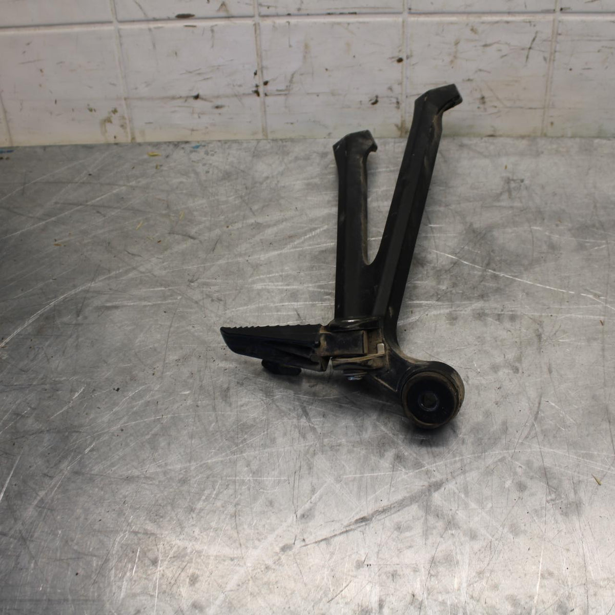 15-21 SUZUKI GSXR600 RIGHT REAR BACK PASSENGER PEG BB463