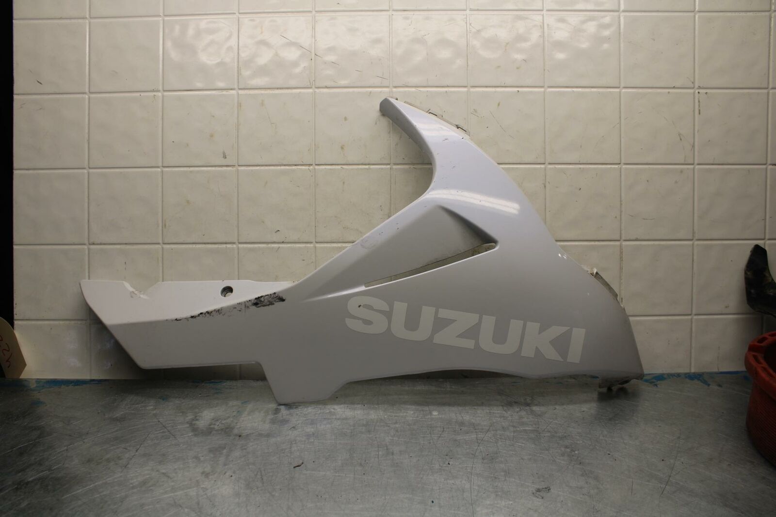 11-22 SUZUKI GSXR600 RIGHT LOWER BOTTOM BELLY SIDE WHITE FAIRING COWL BB422
