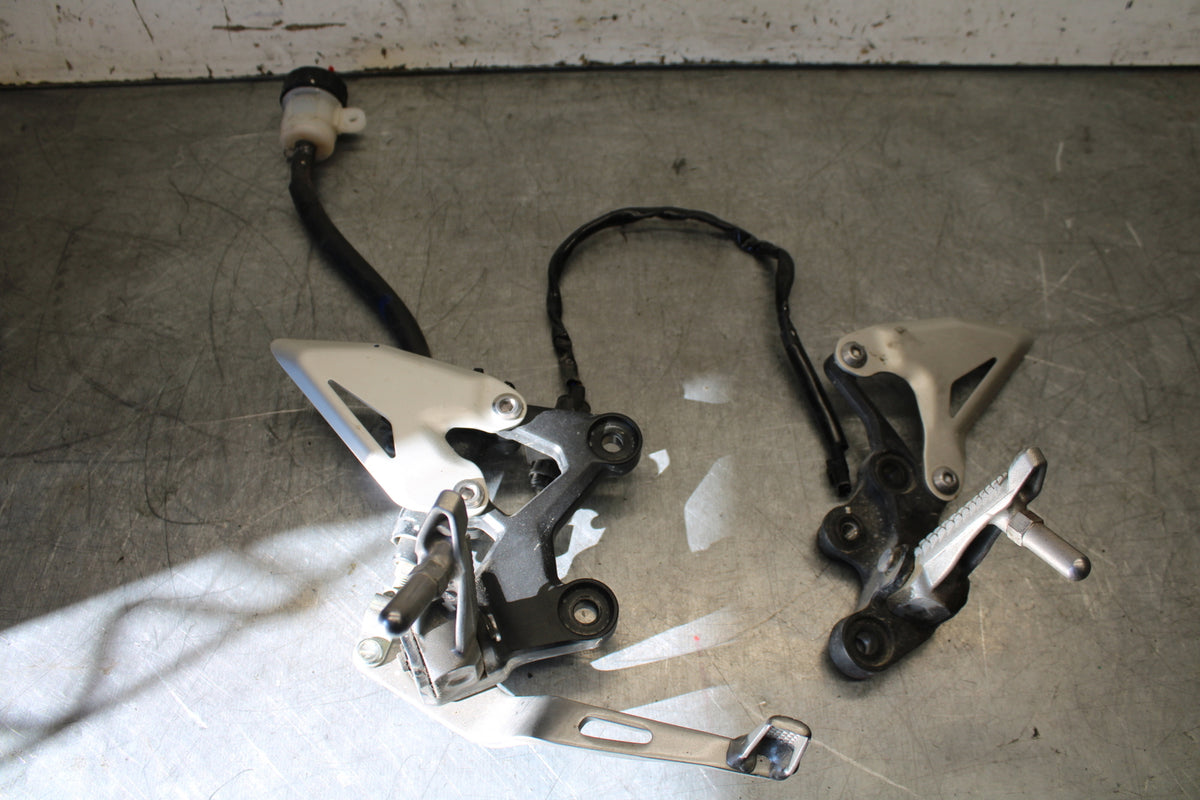 19-22 KAWASAKI Z400 RIGHT LEFT REARSETS REAR SET DRIVER FOOT PEGS  BB708