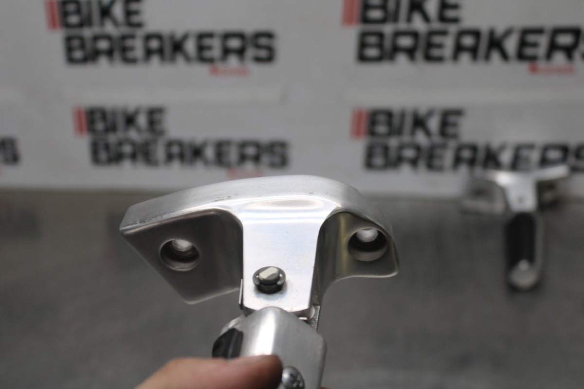 05-09 SUZUKI BOULEVARD C90 REAR PASSENGER FOOT STEP PEG SET PAIR BB918