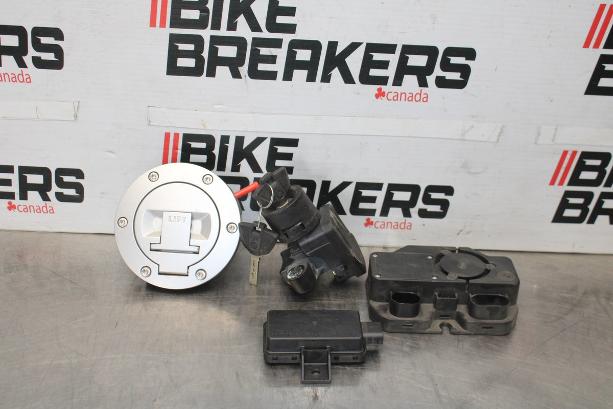 20-23 BMW F900R IGNITION LOCK KEY SET W/ GAS CAP AND ALARM BB923