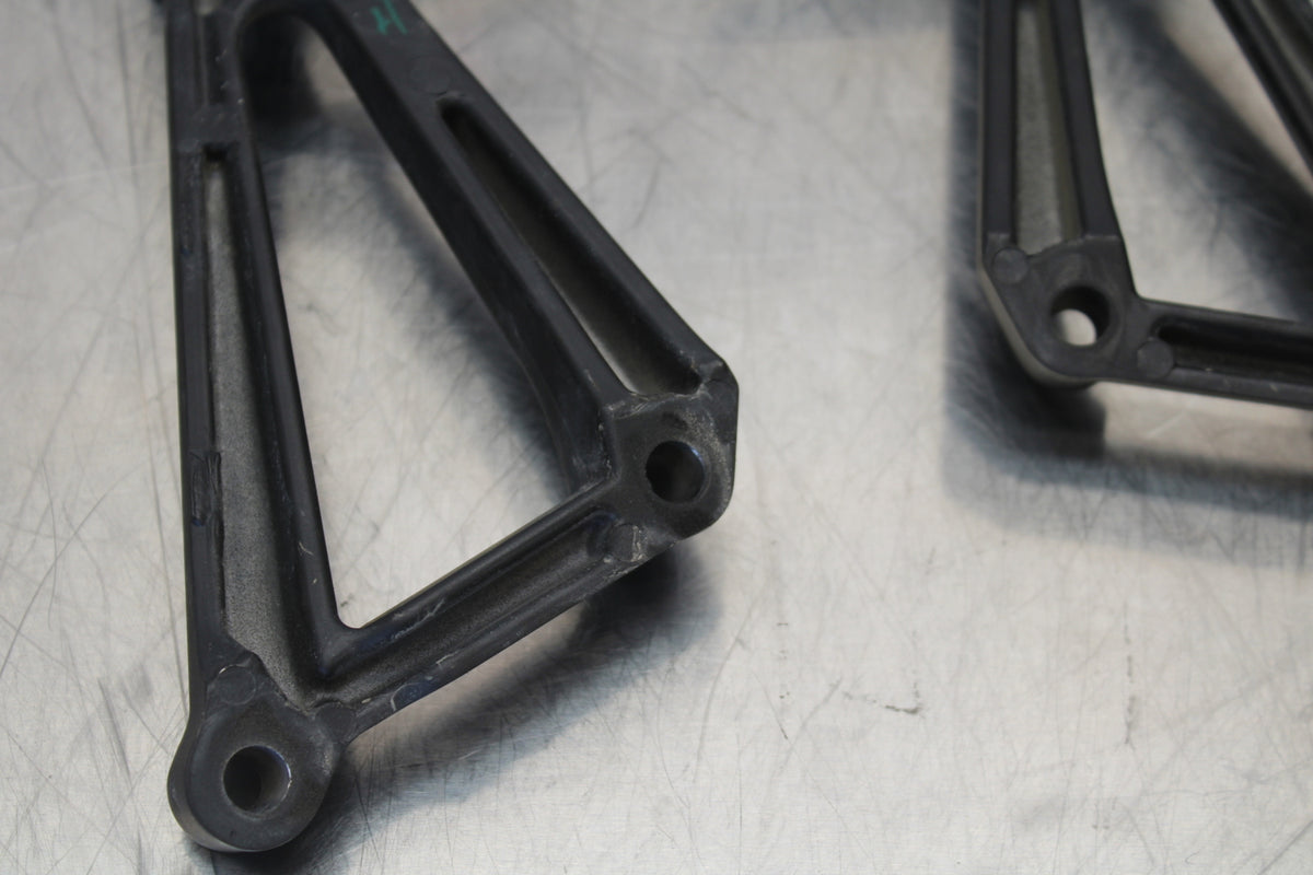 23 YAMAHA YZF R3 REAR BACK PASSENGER PEG SET PAIR BB147