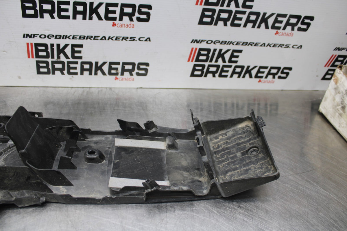 08-10 SUZUKI GSXR 600 REAR BACK TAIL UNDERTAIL BATTERY TRAY PLASTIC BB803