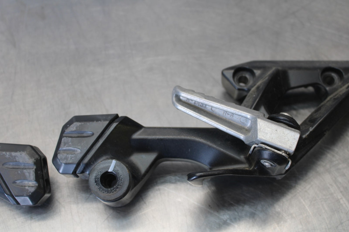 09 KAWASAKI CONCOURS 14 ZG1400B REAR BACK PASSENGER PEG SET PAIR BB875