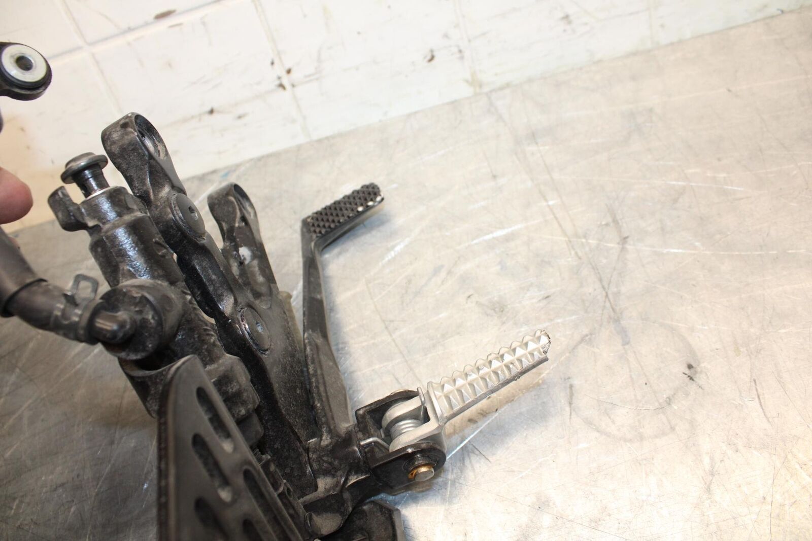 08-16 YAMAHA YZF R6 RIGHT REARSET REAR SET DRIVER FOOT PEG BRACKET MOUNT BB465