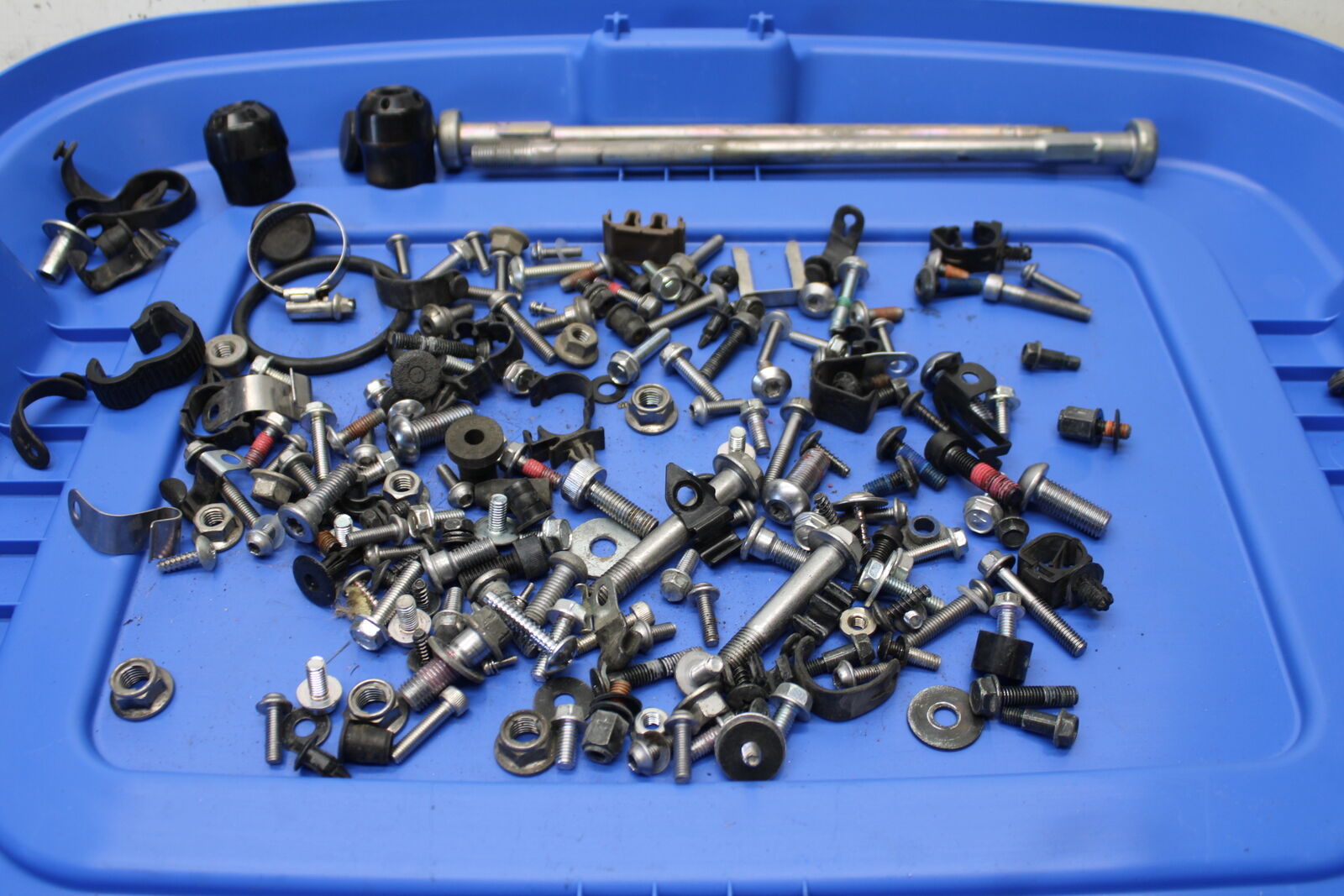 16 KAWASAKI NINJA ZX10R MISCELLANEOUS MOUNTING BOLTS HARDWARE MOTOR  BB650
