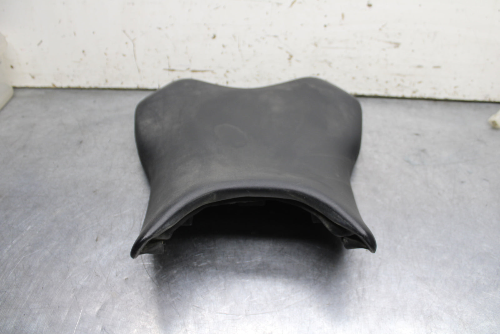 06-07 YAMAHA YZF R6 FRONT DRIVERS SEAT PAD SADDLE PILLION BB742