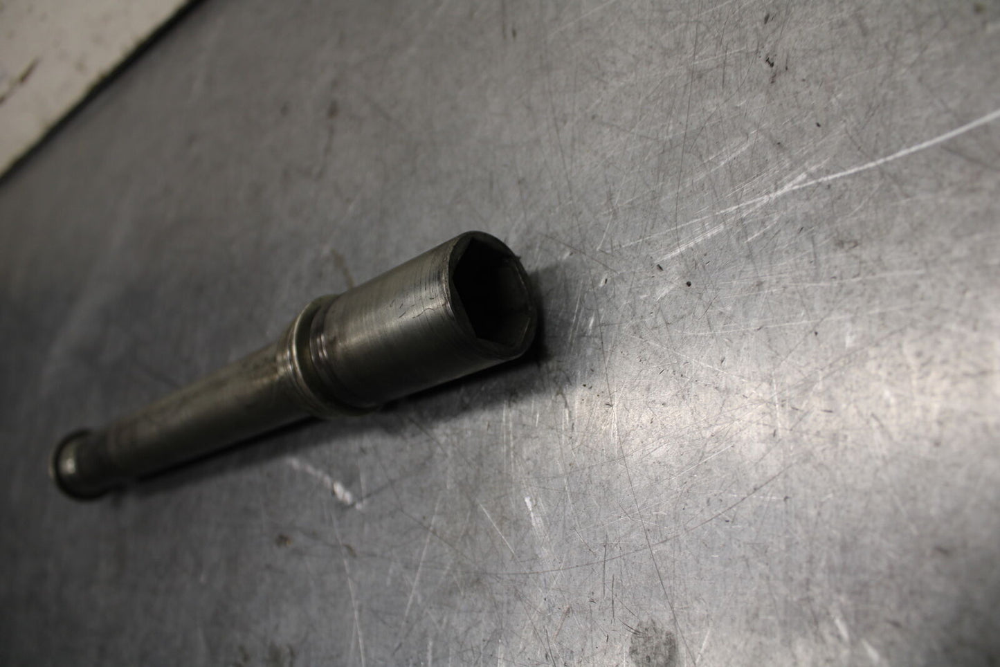 05-06 SUZUKI GSXR1000 FRONT WHEEL RIM AXLE PIVOT BOLT 54711-41G00 BB677