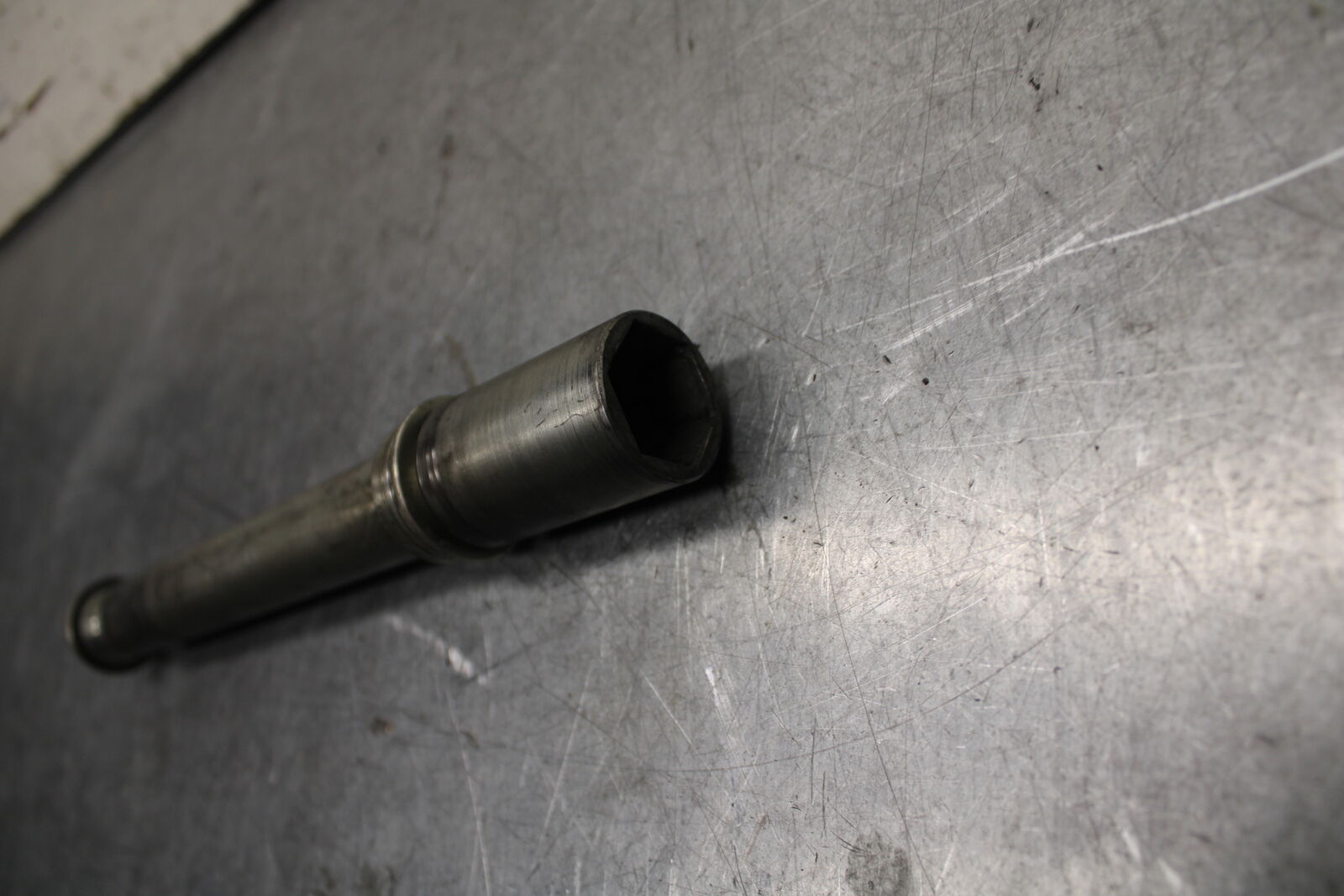 05-06 SUZUKI GSXR1000 FRONT WHEEL RIM AXLE PIVOT BOLT 54711-41G00 BB677