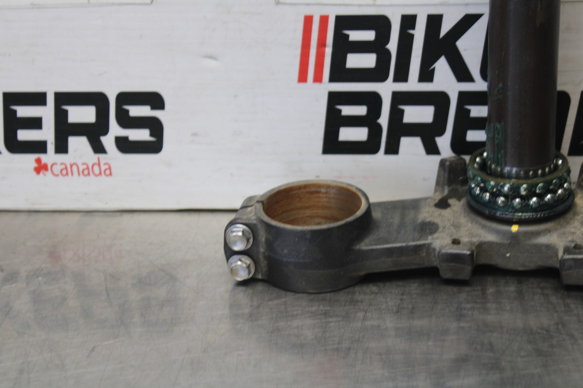 25 KAWASAKI Z900 FRONT FORKS CLAMP LOWER TRIPLE TREE STEM BB928