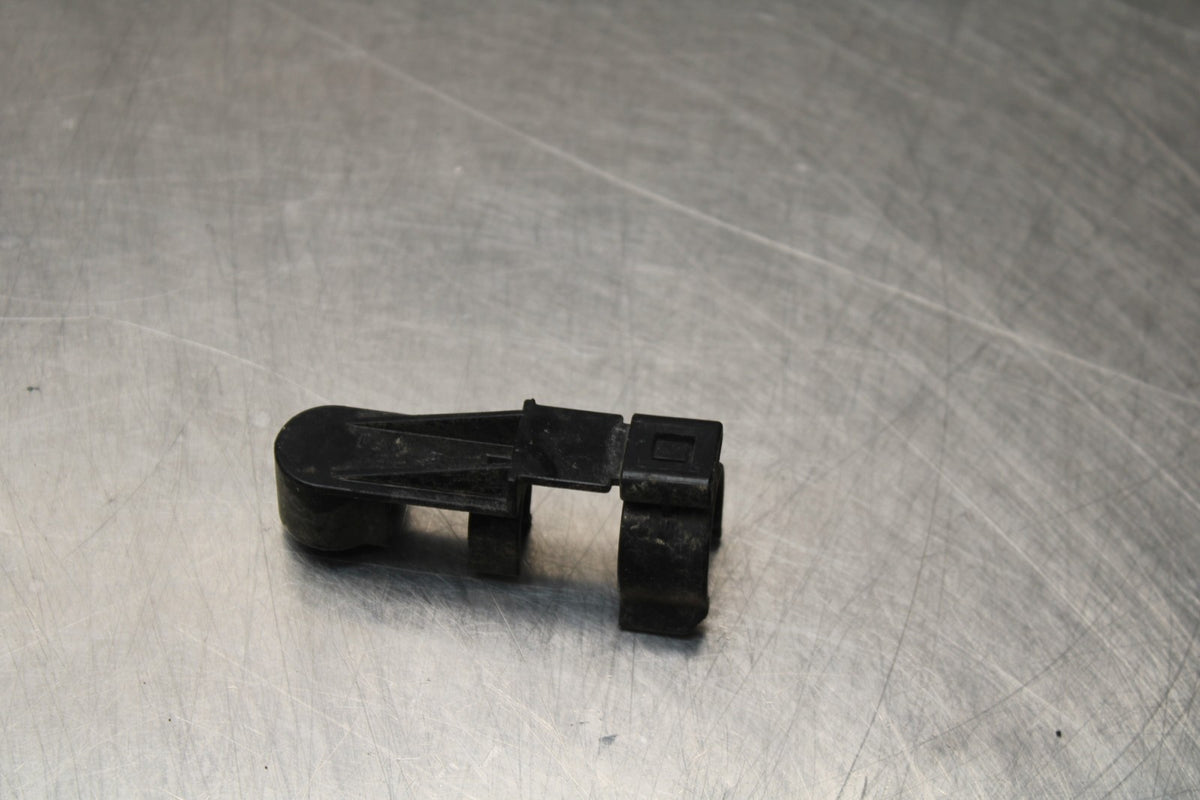 05 YAMAHA YZF R6 FUEL HOSE GAS LINE CLIP Does Not Apply BB858
