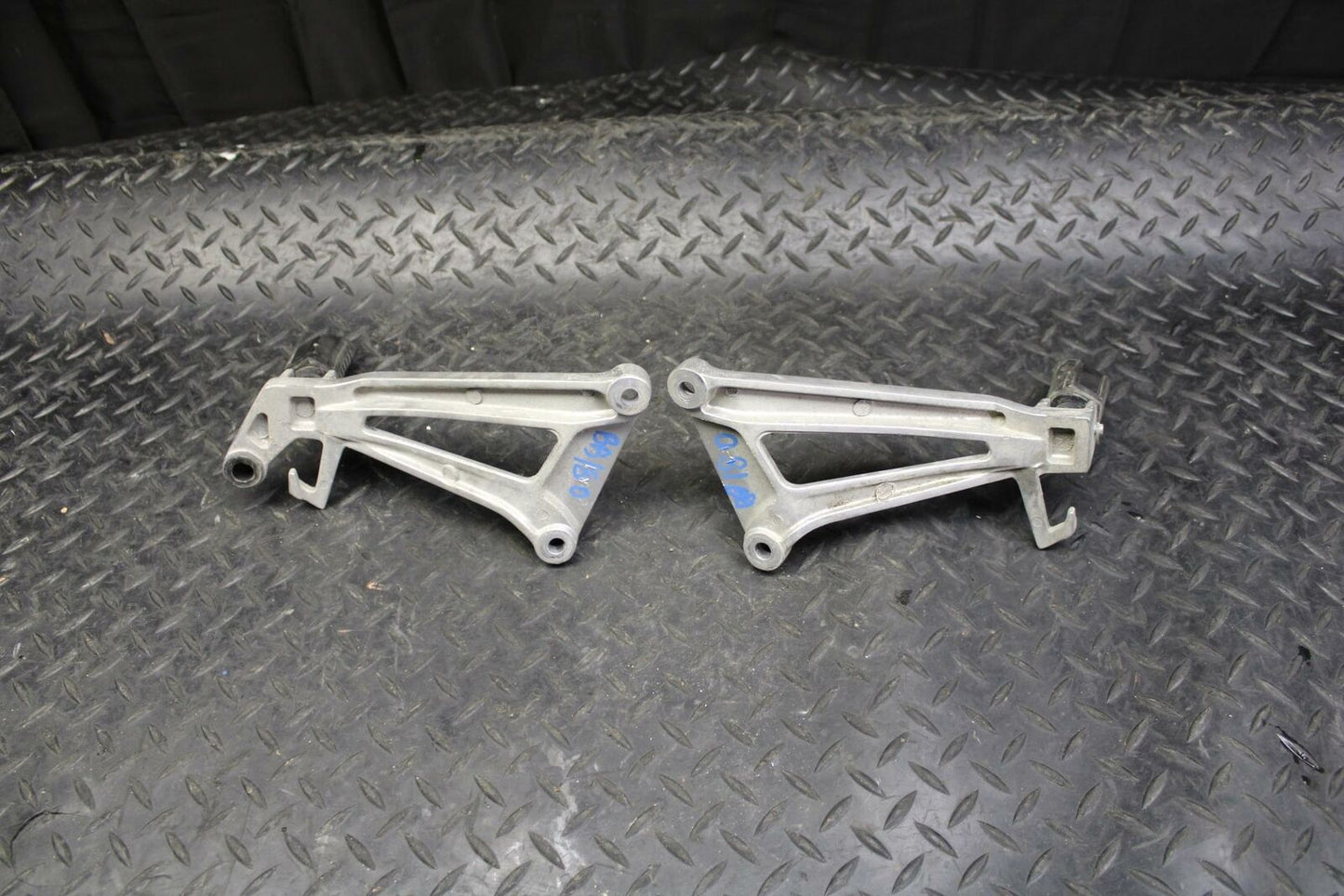 08 HONDA CBR125R REAR BACK PASSENGER PEG SET PAIR BB180