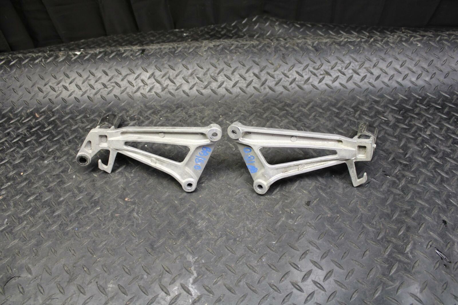 08 HONDA CBR125R REAR BACK PASSENGER PEG SET PAIR BB180