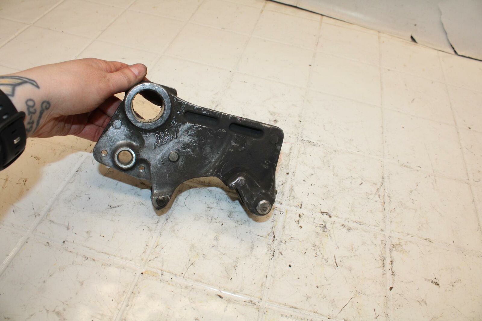 06-07 SUZUKI BANDIT 1200S ABS REAR BRAKE CALIPER HANGER MOUNTING BRACKET BB21