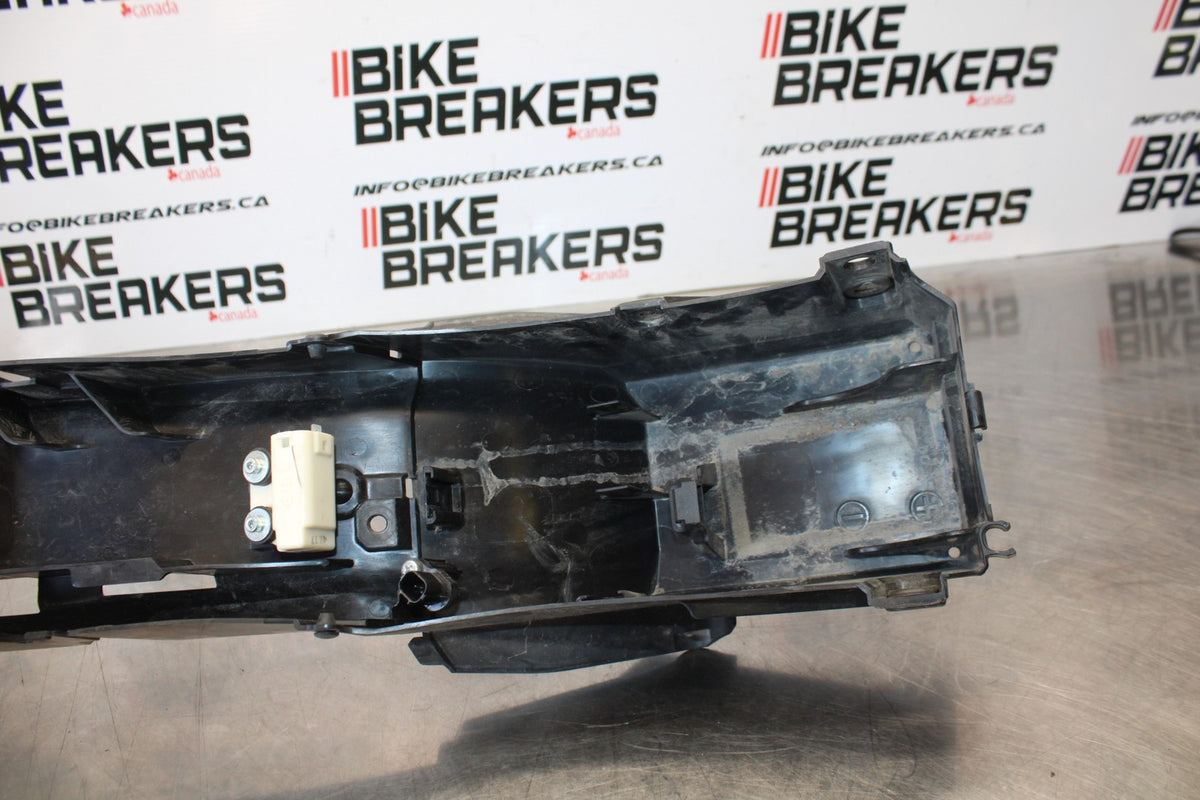 22-25 YAMAHA YZF R7 REAR BACK TAIL UNDERTAIL BATTERY TRAY PLASTIC BB176