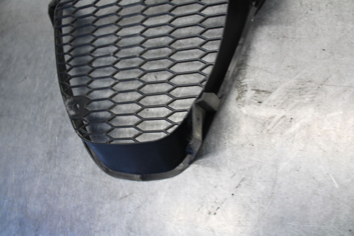 05-06 SUZUKI GSXR1000 FRONT LOWER INNER EXHAUST V FAIRING COWL GUARD  BB676