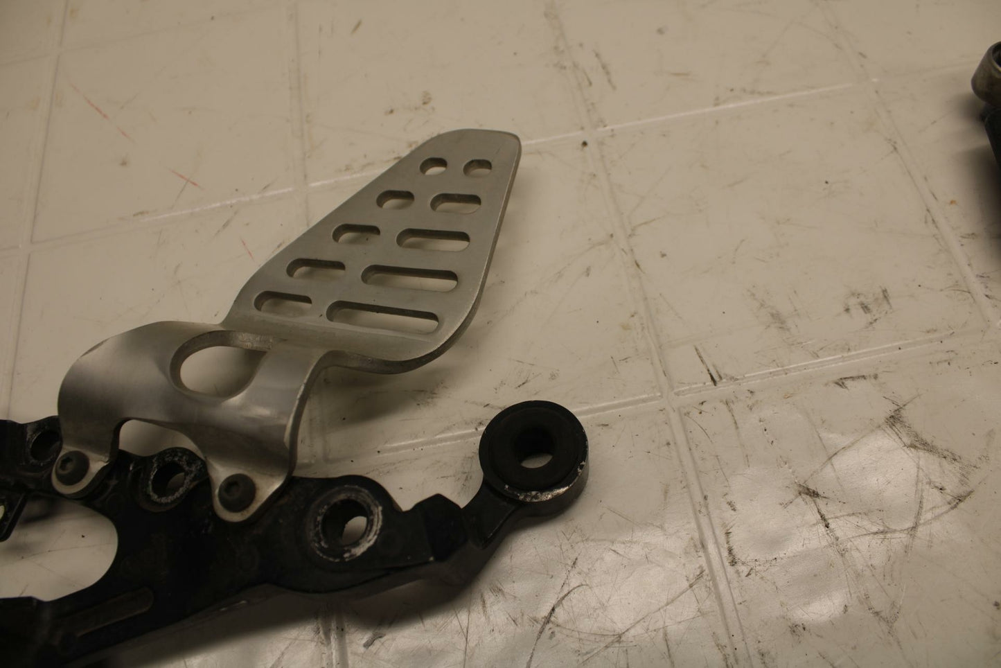 07 YAMAHA YZF R6 LEFT REARSET REAR SET DRIVER FOOT PEG BRACKET MOUNT BB284 B