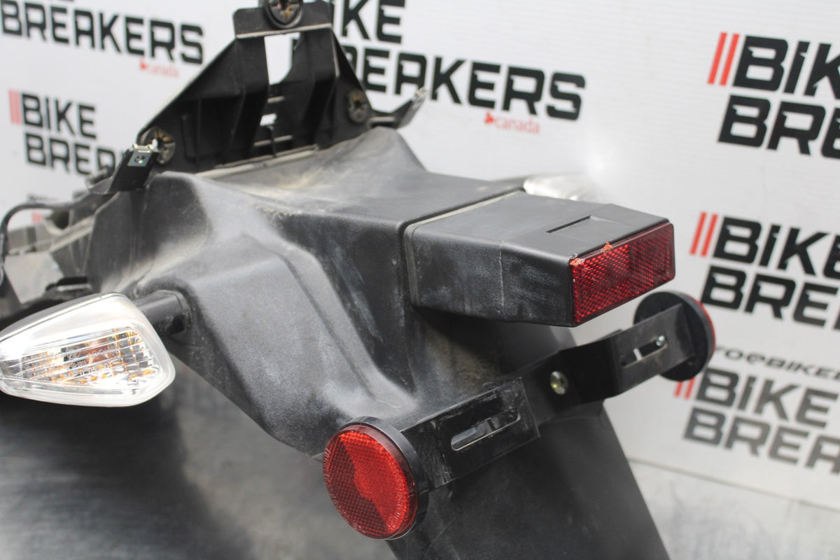 15 SUZUKI GW250F REAR BACK FENDER MUD GUARD & LIGHTS BB789