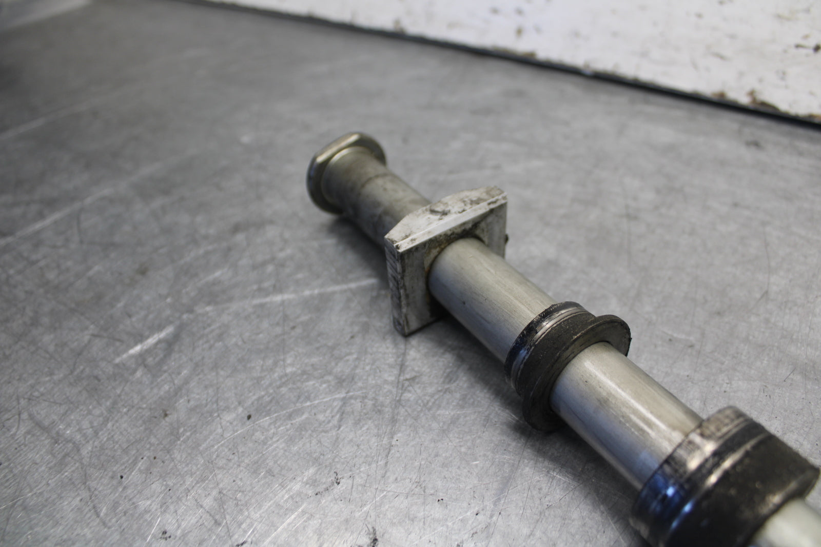 09-12 KAWASAKI NINJA ZX6R REAR AXLE BACK WHEEL RIM BOLT AXEL 41068-0035  BB698