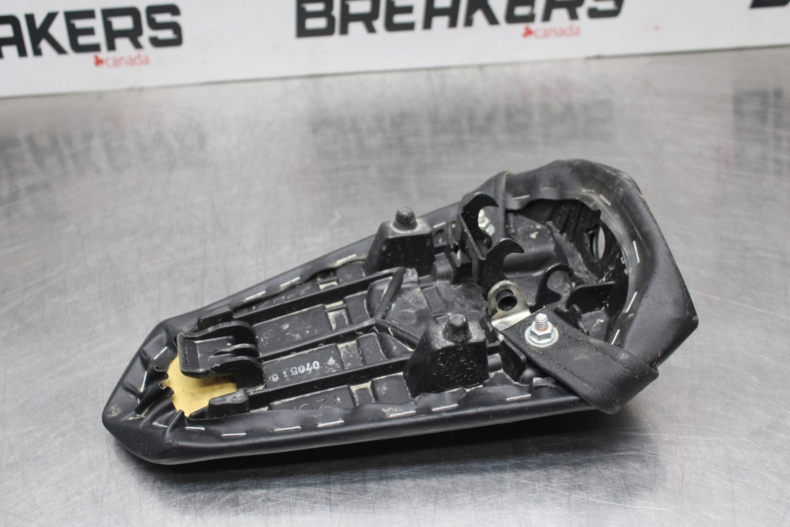 22-25 YAMAHA YZF R7 REAR BACK PASSENGER TANDEM SEAT PAD SADDLE PILLION BB769