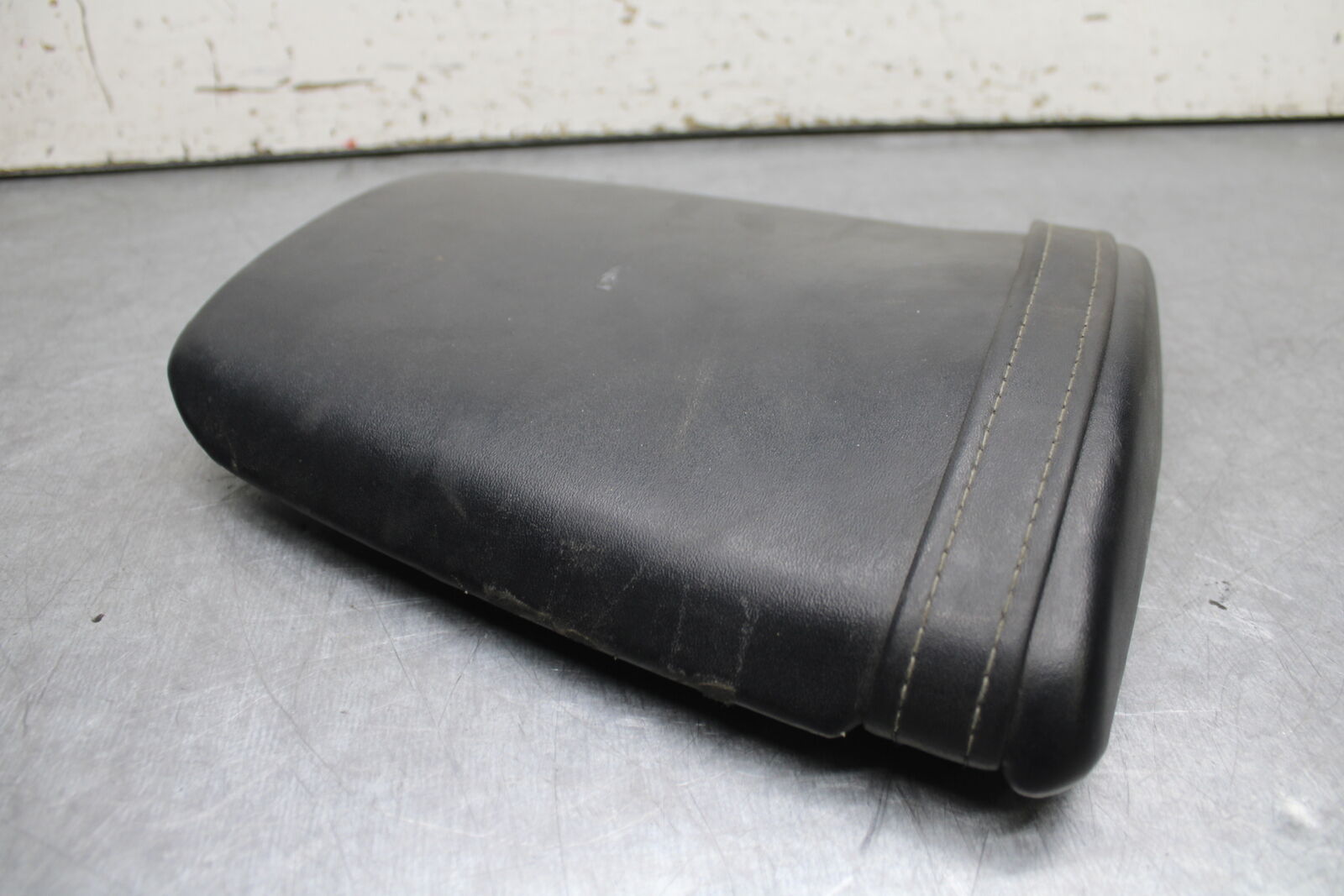 05-06 HONDA CBR600RR REAR BACK PASSENGER TANDEM SEAT PAD SADDLE PILLION BB727