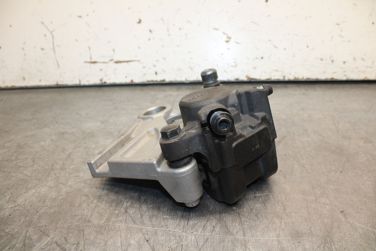 22-24 YAMAHA XSR900 REAR BACK BRAKE CALIPER W MOUNT BRACKET BB710