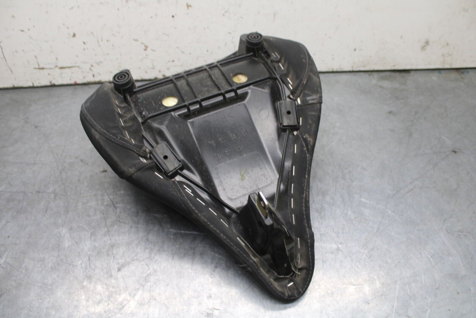 17-24 YAMAHA BOLT XVS950 FRONT DRIVERS SEAT BB729