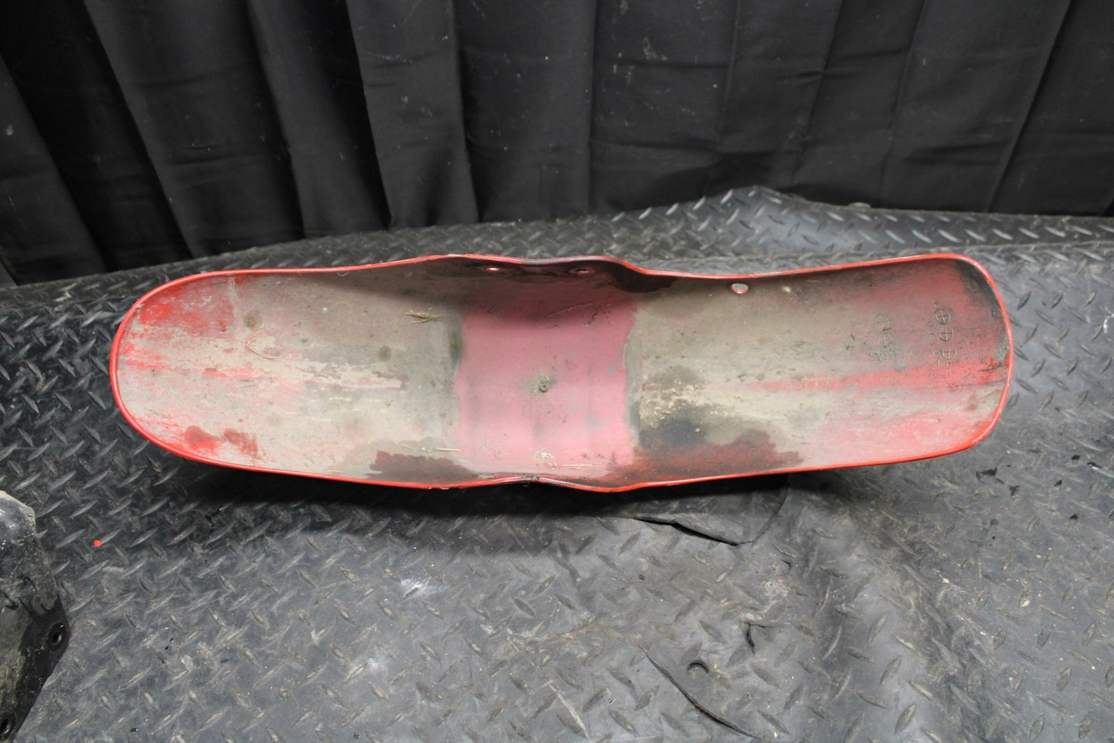 86 SUZUKI GS750ES RED FRONT WHEEL FENDER COWL BRACE BB233