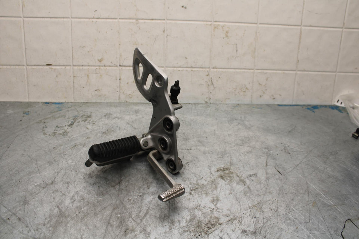 99-07 SUZUKI HAYABUSA GSX1300R RIGHT REARSET REAR SET DRIVER FOOT PEG REST BB426