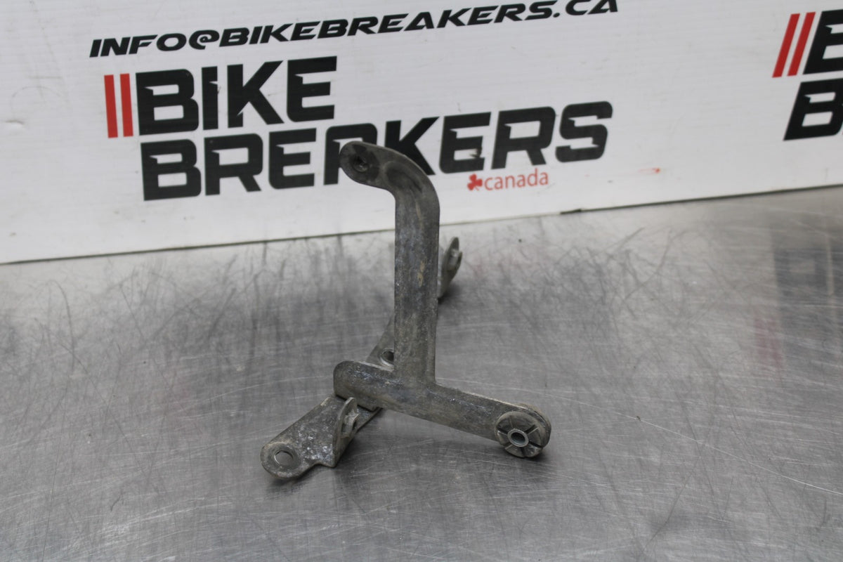 05-06 SUZUKI GSXR1000 OIL COOLER MOUNTING BRACKET MOUNT SUPPORT BB773
