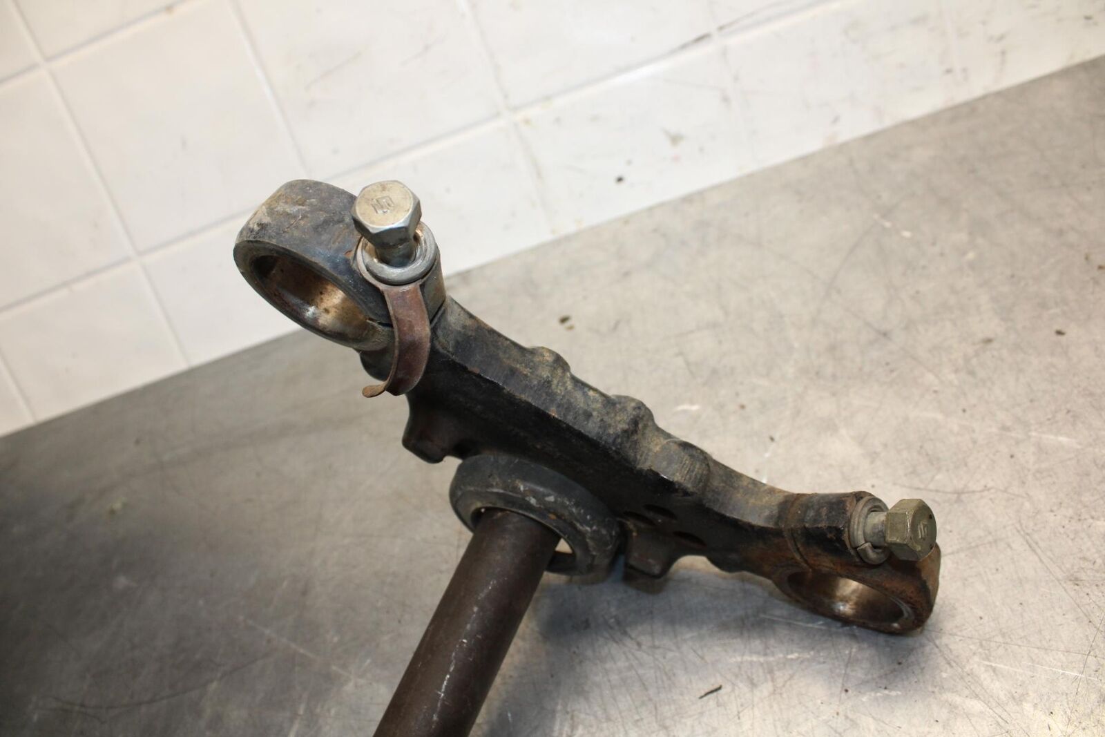 75 SUZUKI GT 550 FRONT FORKS CLAMP LOWER TRIPLE TREE STEM BB72