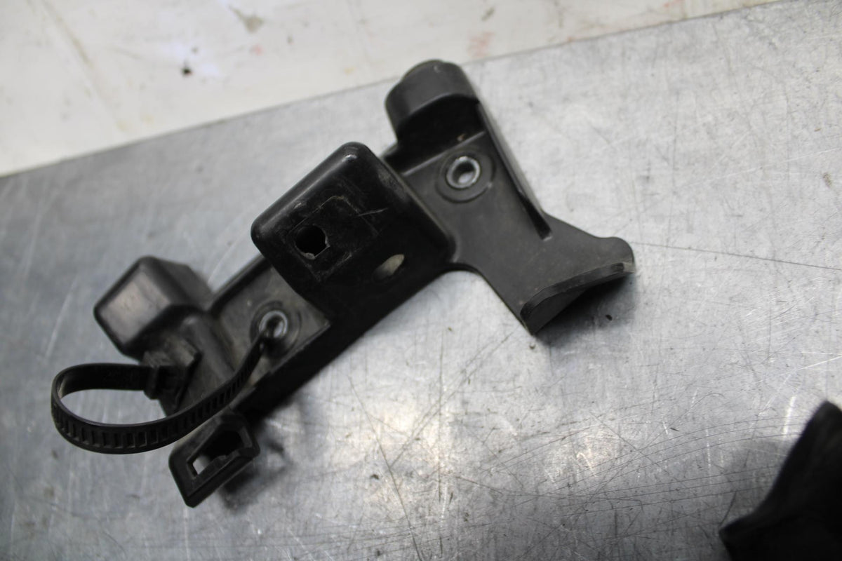 07 YAMAHA YZF R6 2c0  SIDE FAIRING BRACKET BB75