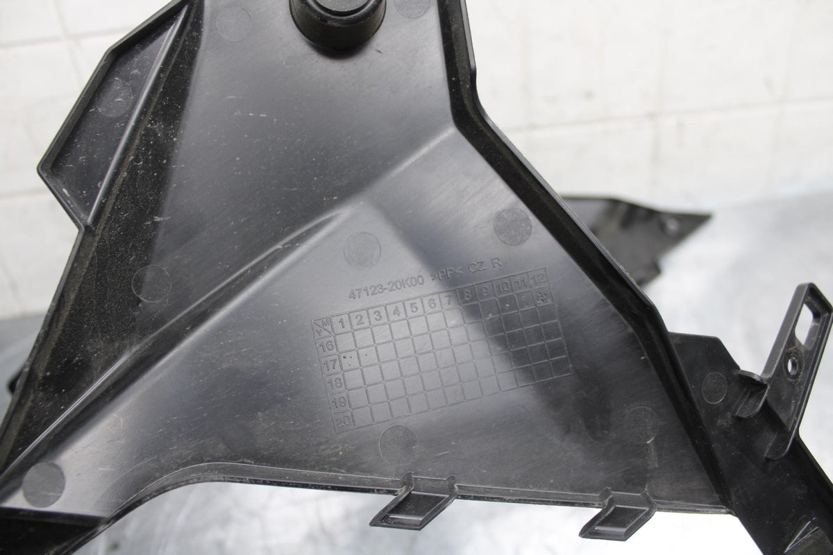 17-23 SUZUKI GSXR 250 GSX250RL8 RIGHT FRONT SIDE SEAT SADDLE PANEL TRIM  BB490