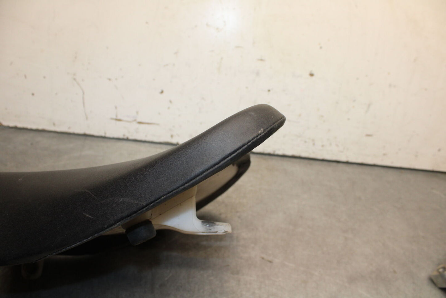 06-07 SUZUKI GSXR750 FRONT DRIVERS SEAT PAD SADDLE PILLION 45100-01H00-6BY BB670