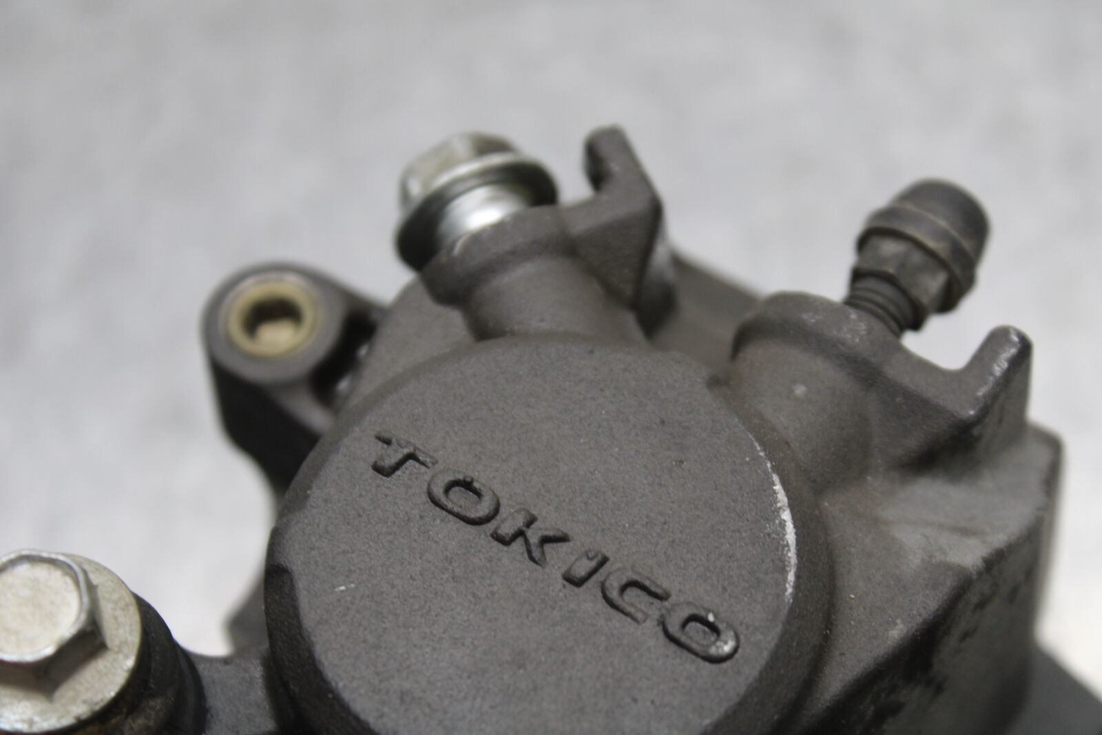 06-07 SUZUKI GSXR750 REAR BRAKE CALIPER W MOUNT BRACKET 69100-01H00-999  BB670