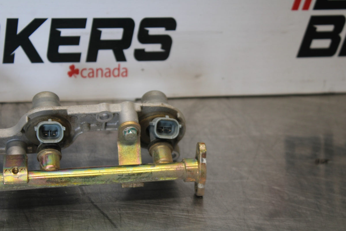 05-06 HONDA CBR600RR SECONDARY FUEL INJECTORS TOP AIRBOX GAS RAIL BB893