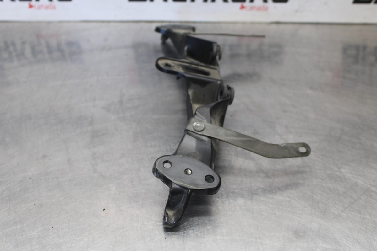 04-05 KAWASAKI NINJA ZX10R UPPER FAIRING MIRROR GAUGES STAY BRACKET BB931