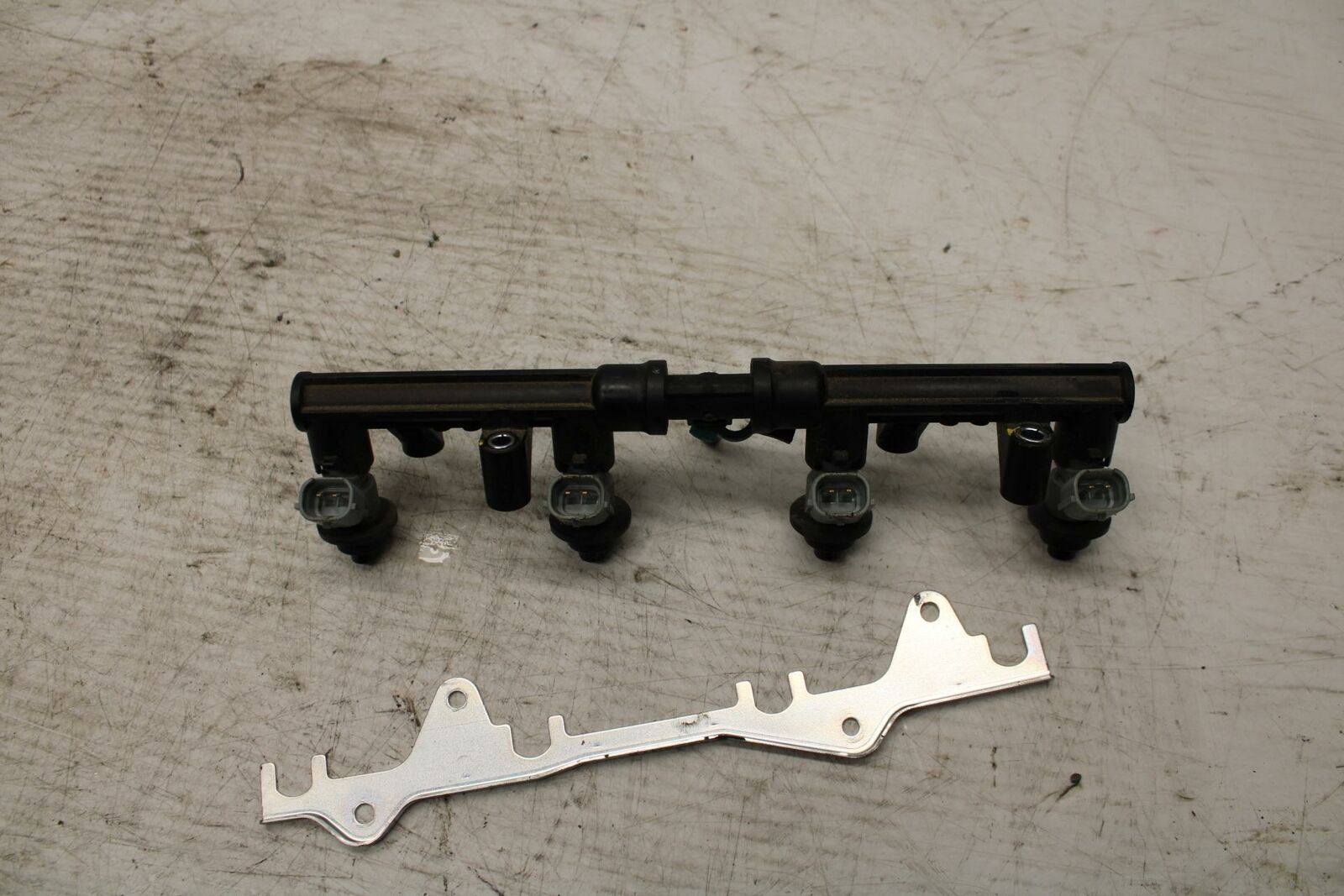07-12 HONDA CBR600RR SECONDARY FUEL INJECTORS TOP AIRBOX GAS RAIL BB309