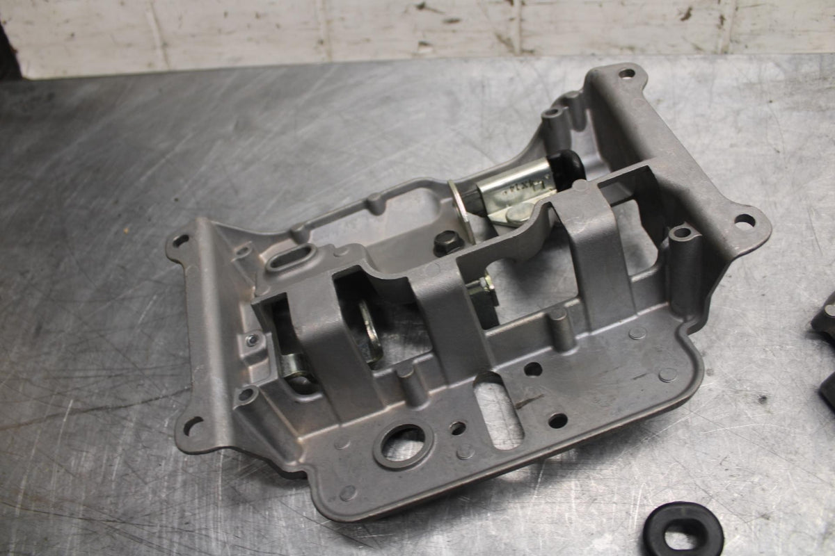 2015 Yamaha FJ09 SEAT MOUNTING BRACKET MOUNT BB41
